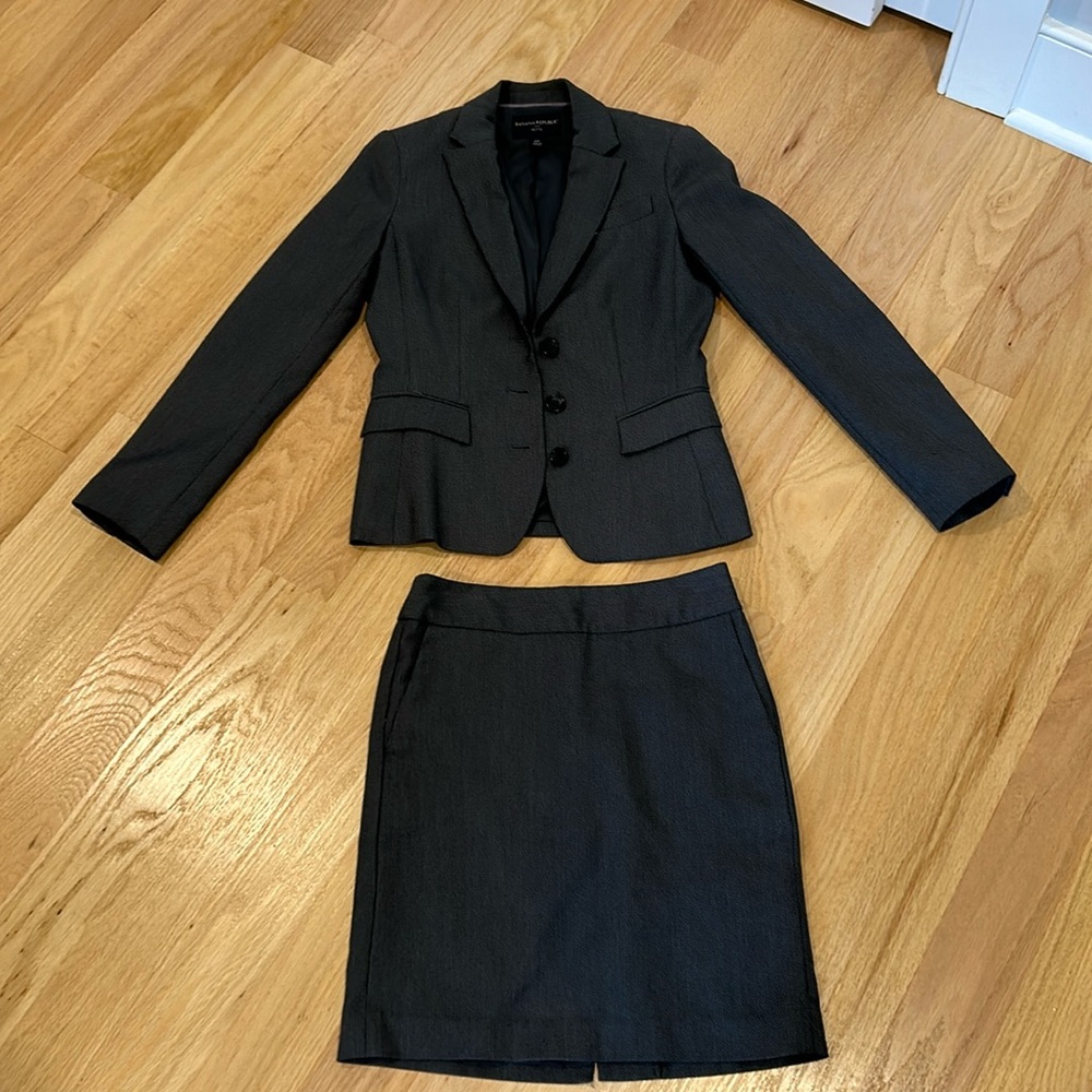 Banana Republic- 2 Piece Grey Skirt Suit Size 00P